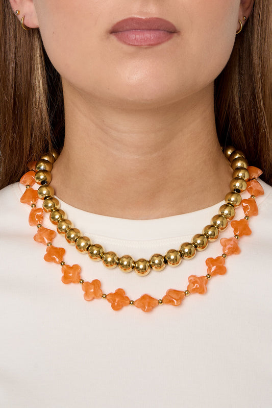 Bead necklace with clover beads